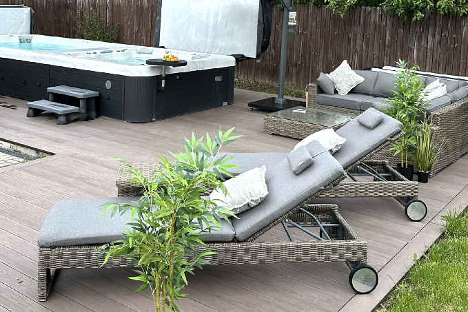 Зона отдыха у бассейна